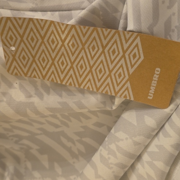 Umbro UO Exclusive V-Neck Long Sleeve Boxy Tee, Size M, Retail Price $39.00 USD - Picture 8 of 12